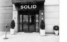 Входът на сградата срещу SOLID